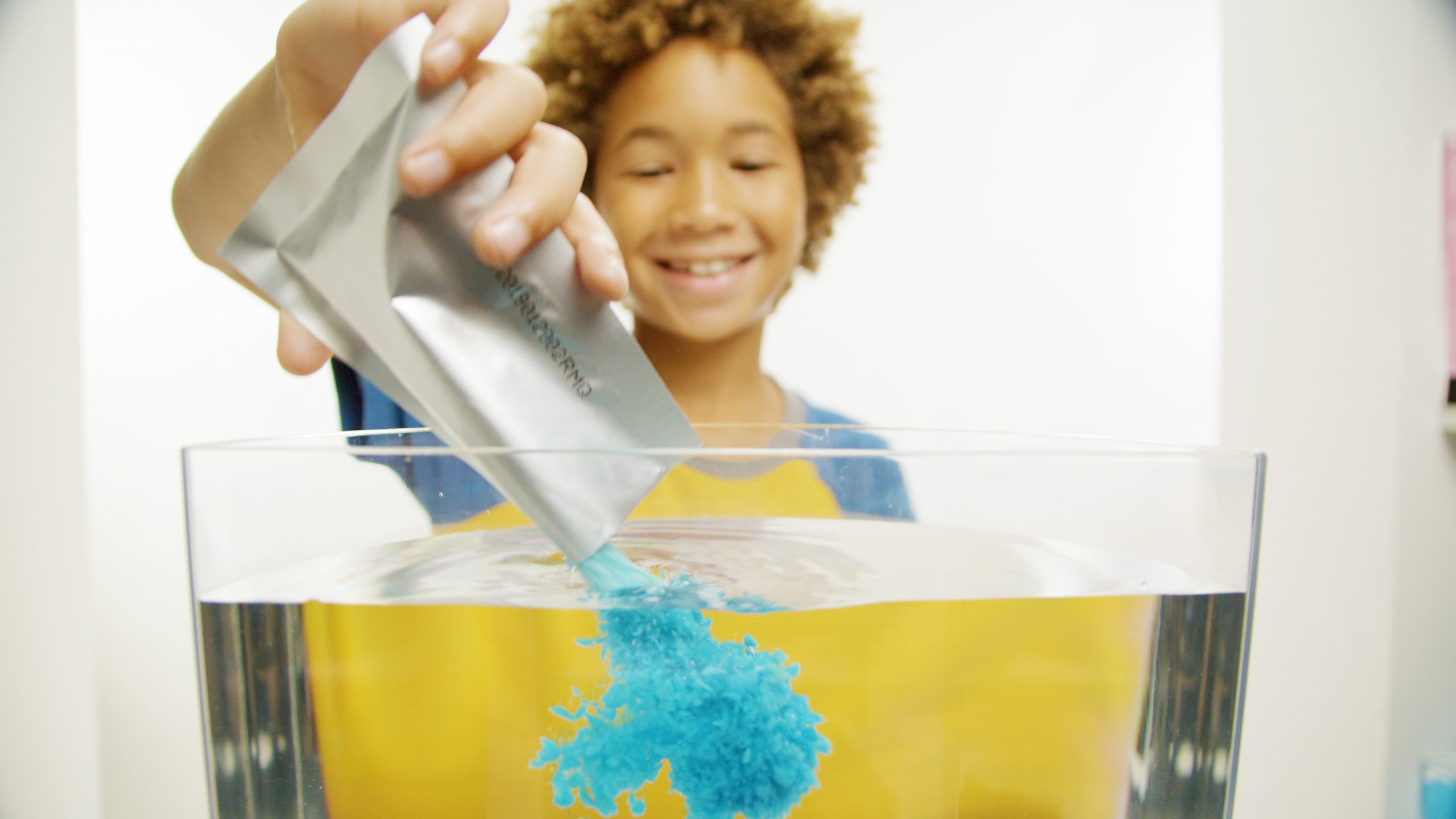 CRACKLE PLAY COLOURS - SENSORY FUN - MIXED COLOURS (RED, YELLOW & BLUE) - 200G 12 COUNT CASE (RRP £12.99) - Image 2